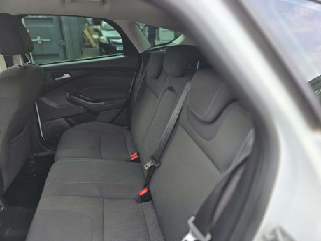 Ford Focus 1.6 Titanium Navigator Hatchback 5dr Petrol Powershift Euro 5 (125 ps) 7