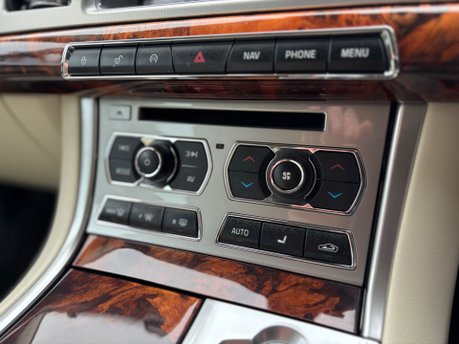 Jaguar XF 3.0d V6 Premium Luxury Saloon 4dr Diesel Auto Euro 5 (s/s) (240 ps) 40