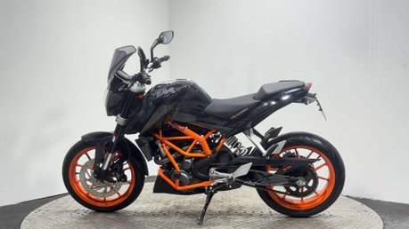 KTM 390 DUKE 2014 FULL HISTORY ONLY 5K VERY CLEAN A2 READY NAKED BIKE 390CC 4