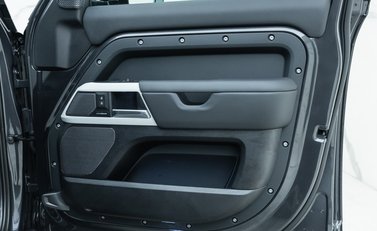 Land Rover Defender 110 D300 X-Dynamic HSE 23