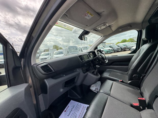 Vauxhall Vivaro LWB L2H1 [SOLD CM] Low Roof Sportive 2900 Air Con Sensors EURO 6 NO VAT 12