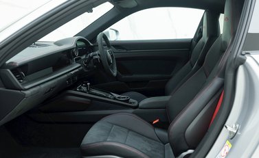 Porsche 911 (992) Carrera 4 GTS 14