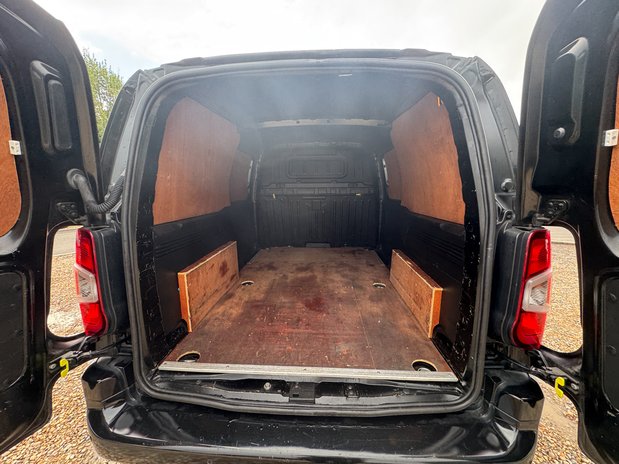 Citroen Berlingo AUTO LWB L2H1 Low Roof Driver Air Con Alloys Senso 9