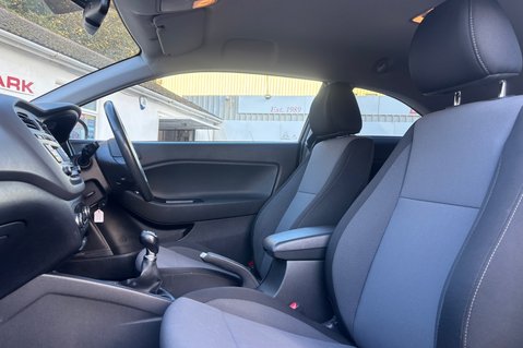 Hyundai i20 MPI SPORT.. £35 ROAD TAX.. SERVICE HISTORY..BLUETOOTH..STUNNING EXAMPLE..  9