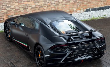 Lamborghini Huracan LP640-4 Performante 9