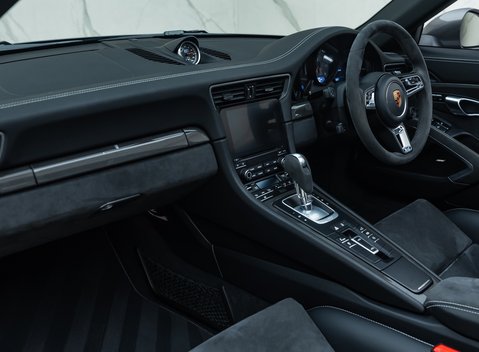 Porsche 911 Targa 4 GTS (991.2) 22