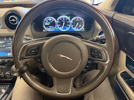 Jaguar XJ 3.0d V6 Portfolio Auto Euro 5 4dr 33