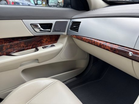 Jaguar XF 3.0d V6 Premium Luxury Saloon 4dr Diesel Auto Euro 5 (s/s) (240 ps) 43