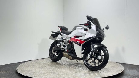 Hyosung GD 2016 ONLY 1K VERY CLEAN LIGHT WEIGHT SPORTS BIKE 250CC NEW MOT 2