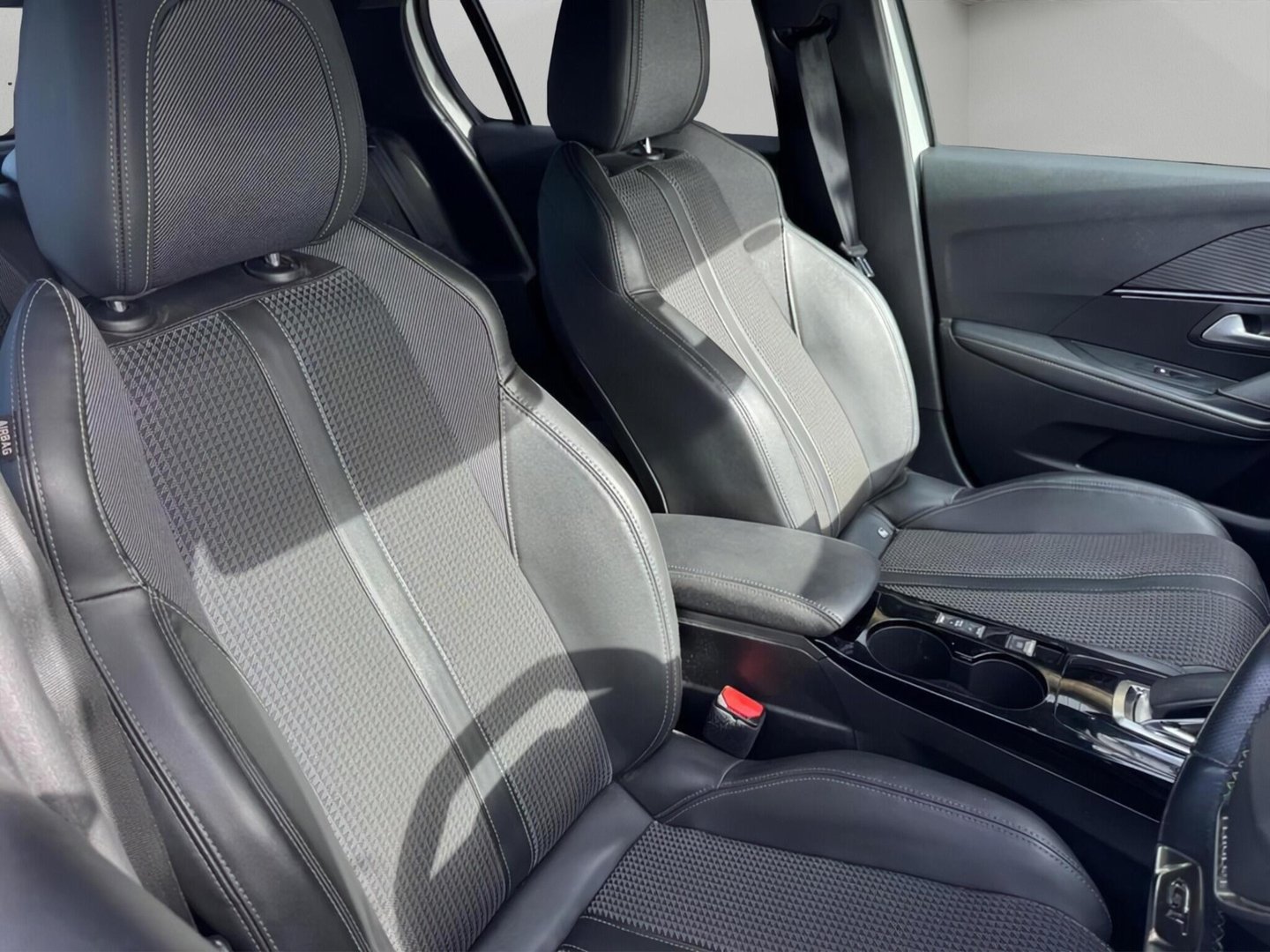 2020 Peugeot e-208 — image 7