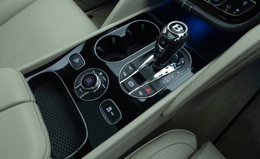 Bentley Bentayga V8 AZURE 29