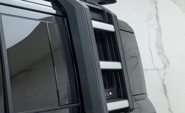 Land Rover Defender 110 D300 Hard Top X-Dynamic HSE 24