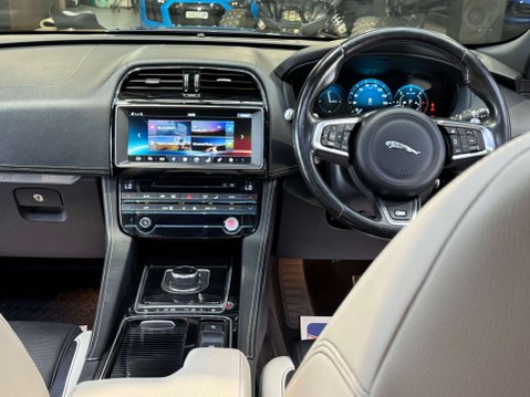 Jaguar F-Pace 3.0 F-PACE V6 S AWD D Auto 4WD 5dr 43