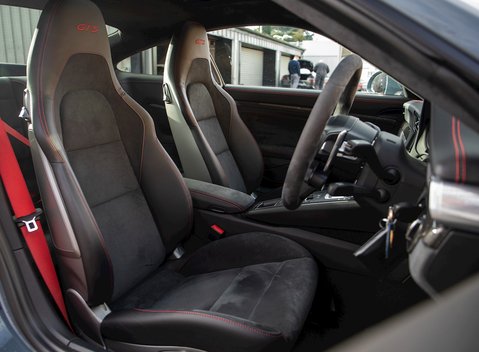 Porsche 911 (991.2) Carrera 4 GTS 12