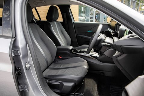 Peugeot 208 ALLURE PREMIUM 32