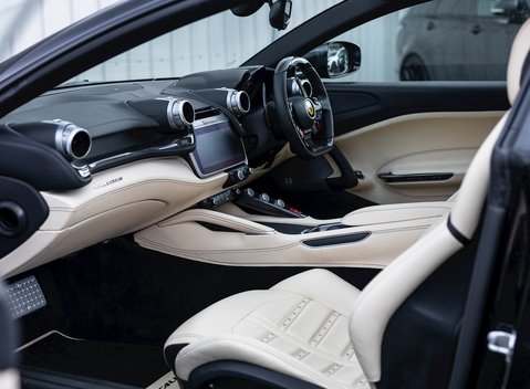 Ferrari GTC4 Lusso 16