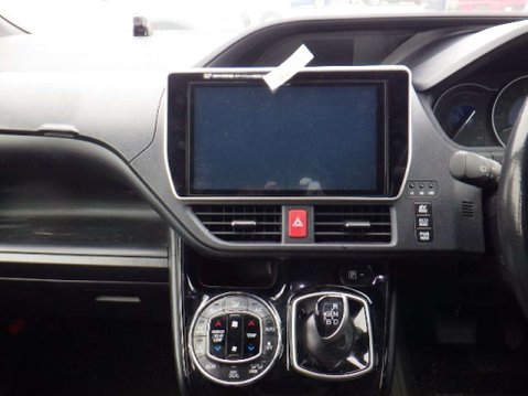 Toyota Voxy Hybrid 13