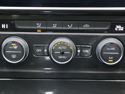 Volkswagen Golf 35.8kWh e-Golf Auto 5dr 17