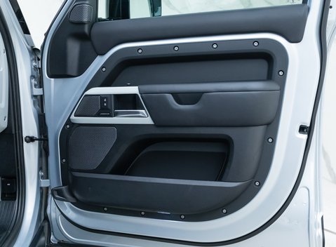 Land Rover Defender 110 D300 HSE Hard Top URBAN 18