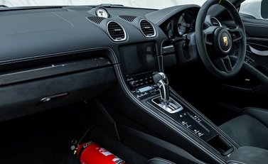 Porsche Cayman GT4 718 22