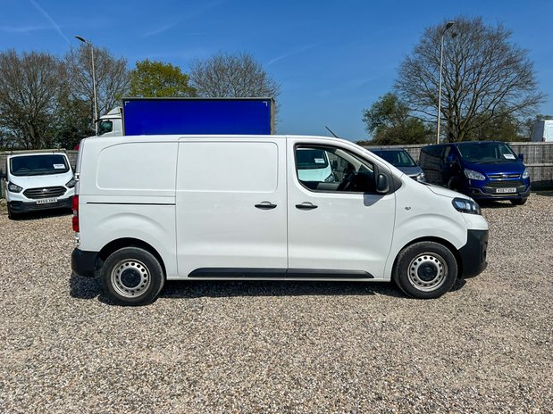 Vauxhall Vivaro SWB L1H1 Low Roof Dynamic 2900 Air Con Sensors Euro 6 NO VAT 5