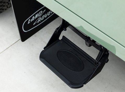 Land Rover Defender 110 Heritage 25