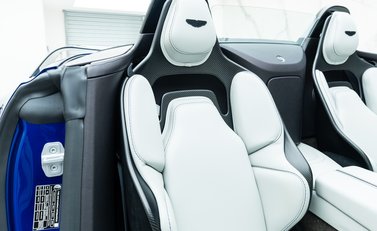 Aston Martin V12 Vantage Roadster 11