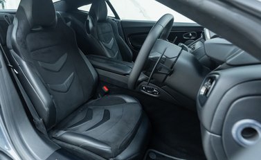 Aston Martin DBS Superleggera 17