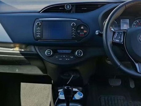 Toyota Yaris 1.5 VVT-h Blue Bi-Tone Hatchback 5dr Petrol Hybrid E-CVT Euro 6 (s/s) (100  5