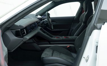 Porsche Taycan GTS Sport Turismo 15