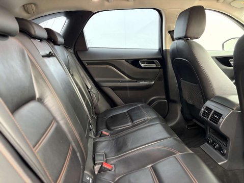 Jaguar F-Pace 2.0 F-PACE Prestige AWD D Auto 4WD 5dr 26