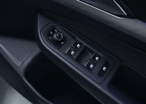 Volkswagen Golf 1.0 eTSI MHEV Life Hatchback 5dr Petrol Hybrid DSG Euro 6 (s/s) (110 ps) 42