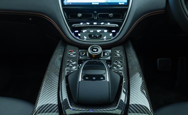 Aston Martin DBX 707 24