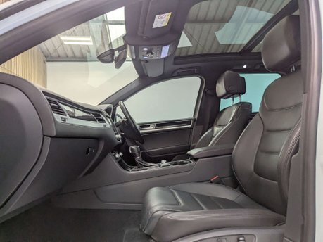 Volkswagen Touareg 3.0 Touareg V6 R-Line+ TDI BlueMotion Technology Auto 4WD 5dr 37
