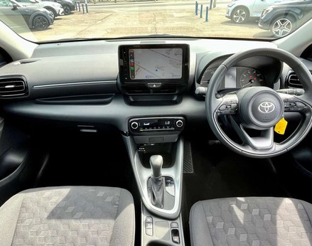 Toyota Yaris ICON HEV CVT 2