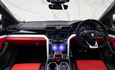 Lamborghini Urus 16