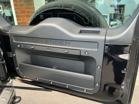 Land Rover Defender X MHEV 28