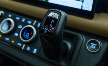 Land Rover Defender 110 D250 X-DYNAMIC HSE 26