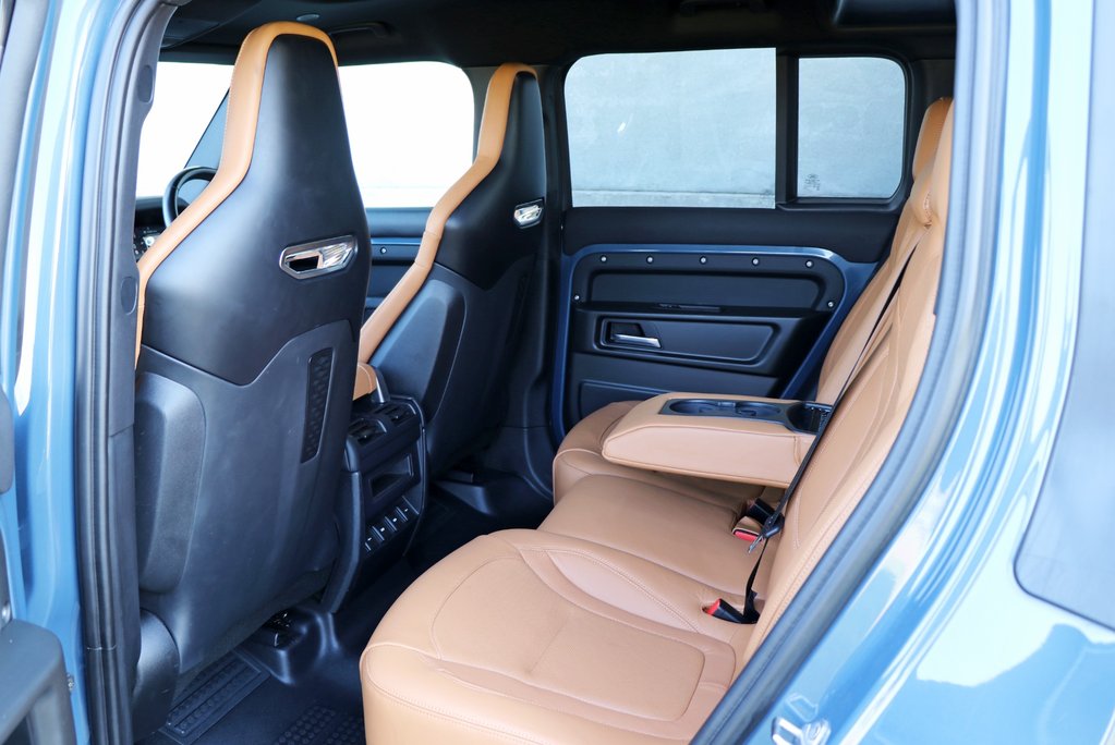 Defender 110 Commercial 3