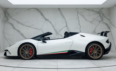 Lamborghini Huracan Spyder LP640-4 Performante 3