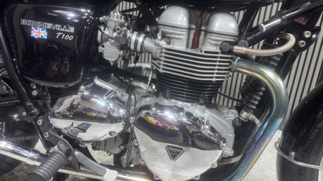 Triumph Bonneville 2004 ONLY 14K LONG MOT TOP BOX VERY CLEAN MODERN RETRO 790 32