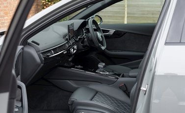 Audi S4 Avant Black Edition 17