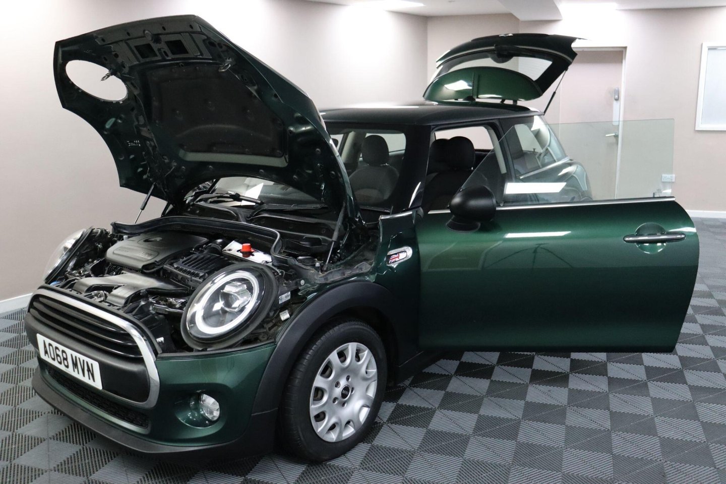 2018 MINI Hatch — image 13