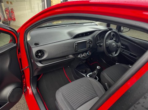 Toyota Yaris VVT-I DESIGN 71