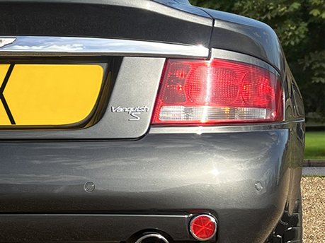Aston Martin Vanquish S V12 25