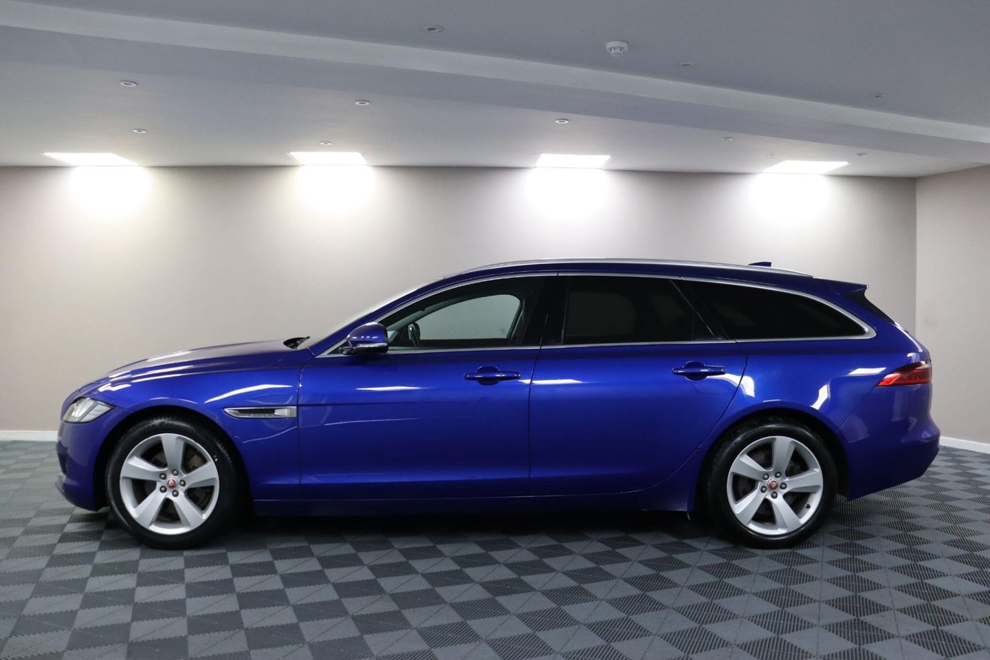 2018 Jaguar XF — image 17