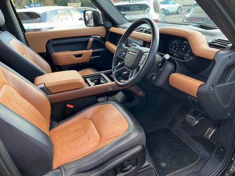 Land Rover Defender X MHEV 29