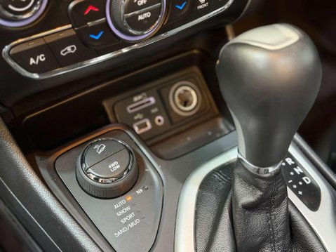 Jeep Cherokee 2.2 MultiJetII Overland SUV 5dr Diesel Auto 4WD Euro 6 (s/s) (200 ps) 24