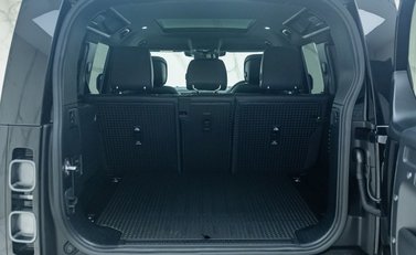 Land Rover Defender 110 V8 Bond Edition 45