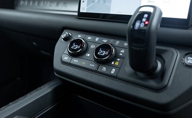 Land Rover Defender OCTA EDITION ONE 33